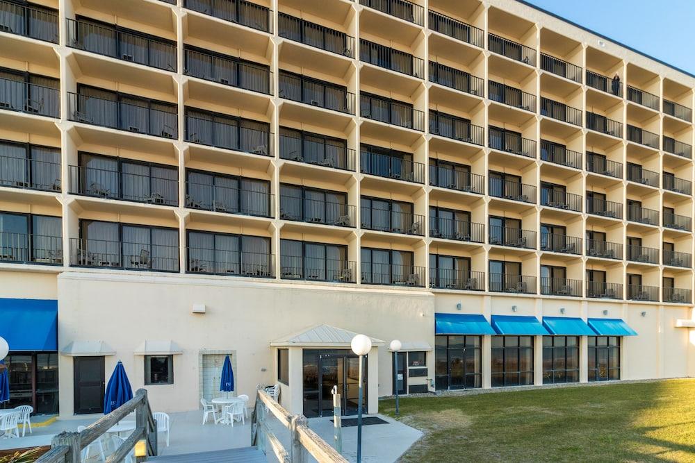 Crystal Coast Oceanfront Hotel Pine Knoll Shores Exterior photo