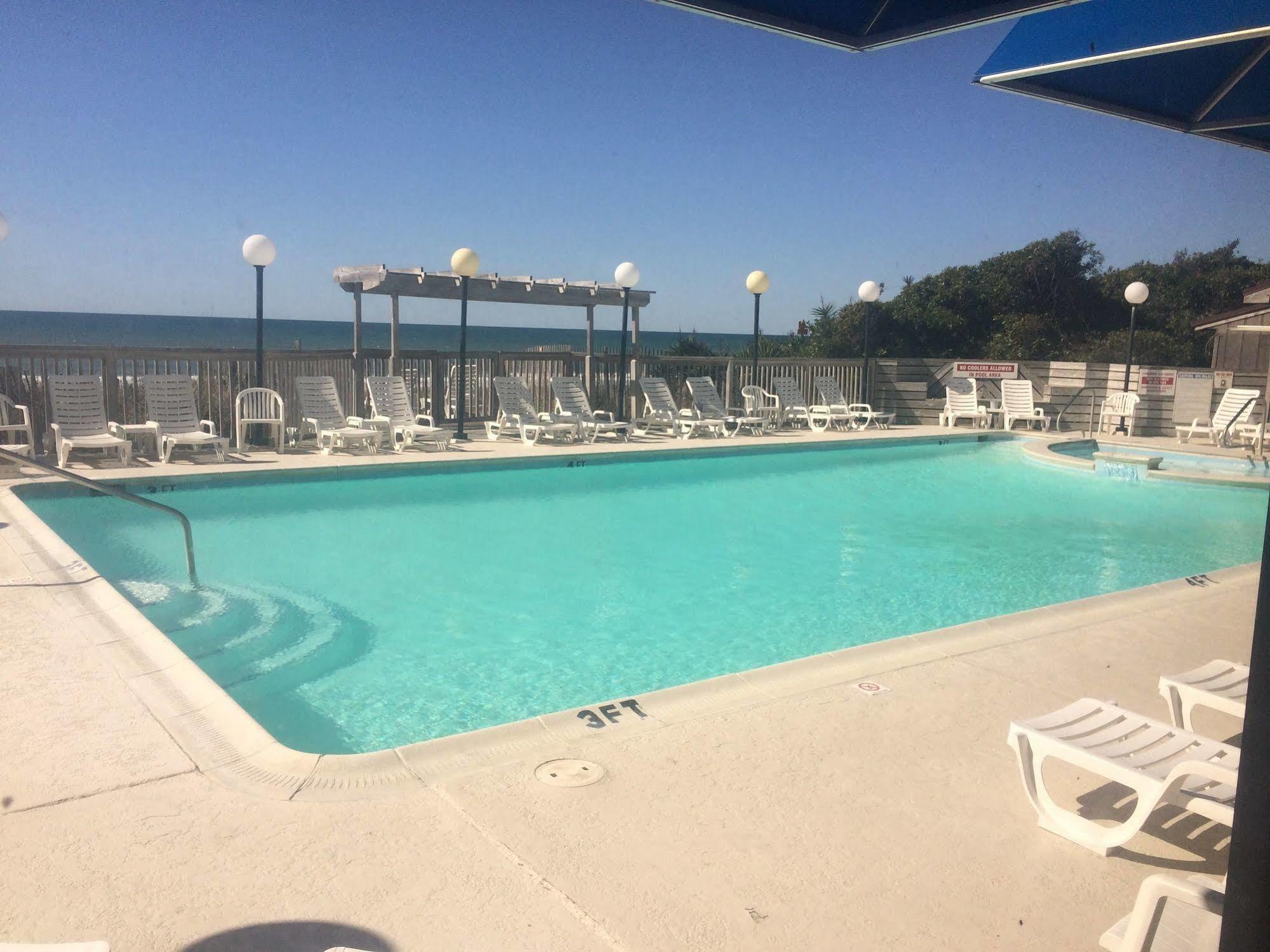 Crystal Coast Oceanfront Hotel Pine Knoll Shores Exterior photo