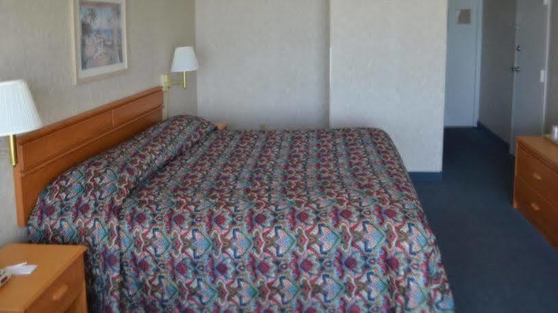 Crystal Coast Oceanfront Hotel Pine Knoll Shores Exterior photo